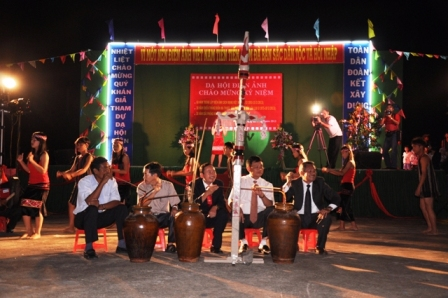 TRUNG TÂM PHÁT HÀNH PHIM VÀ CHIẾU BÓNG ĐĂK LẮK TỔ CHỨC DẠ HỘI ĐIỆN ẢNH TẠI HUYỆN M'DRẮK