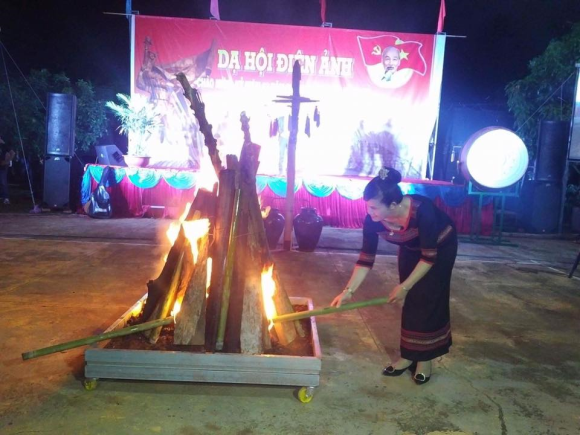 TRUNG TÂM PHÁT HÀNH PHIM VÀ CHIẾU BÓNG ĐẮK LẮK TỔ CHỨC "DẠ HỘI ĐIỆN ẢNH" TẠI XÃ EA KUEH, HUYỆN CƯ M'GRAR