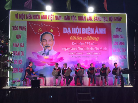 TRUNG TÂM PHÁT HÀNH PHIM VÀ CHIẾU BÓNG TỔ CHỨC DẠ HỘI ĐIỆN ẢNH TẠI XÃ EA UY, HUYỆN KRÔNG PẮC