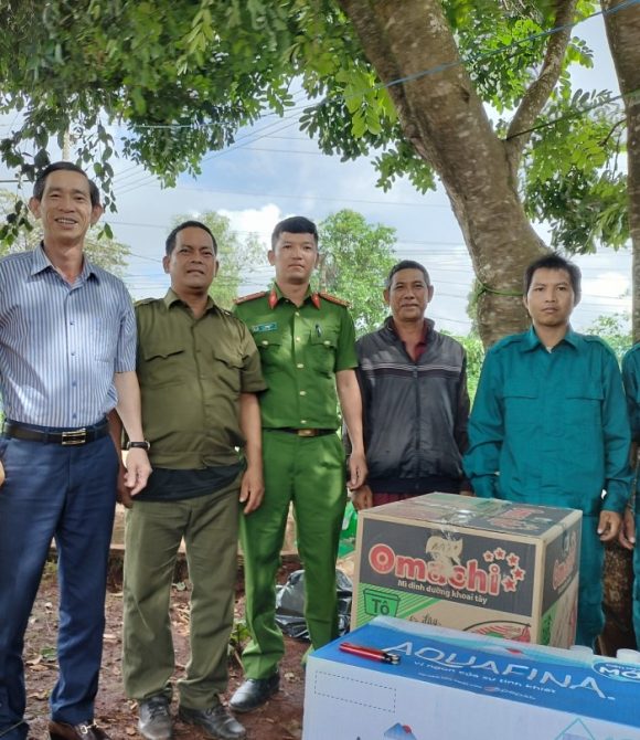 Lãnh đạo huyện Krông Búk thăm, tặng quà các chốt trực đảm bảo an ninh trật tự trên địa bàn