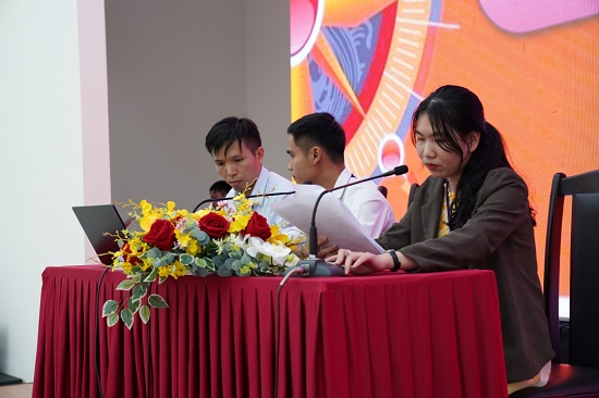 Người lớn hãy là tấm gương cho con trẻ
