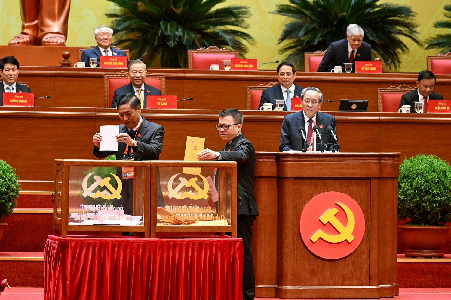 DANH SÁCH ỦY VIÊN CHÍNH THỨC VÀ ỦY VIÊN DỰ KHUYẾT BAN CHẤP HÀNH TRUNG ƯƠNG ĐẢNG KHÓA XIV