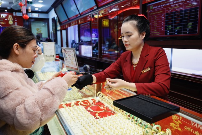 Điều gì khiến giá vàng, đô la nhảy múa?
