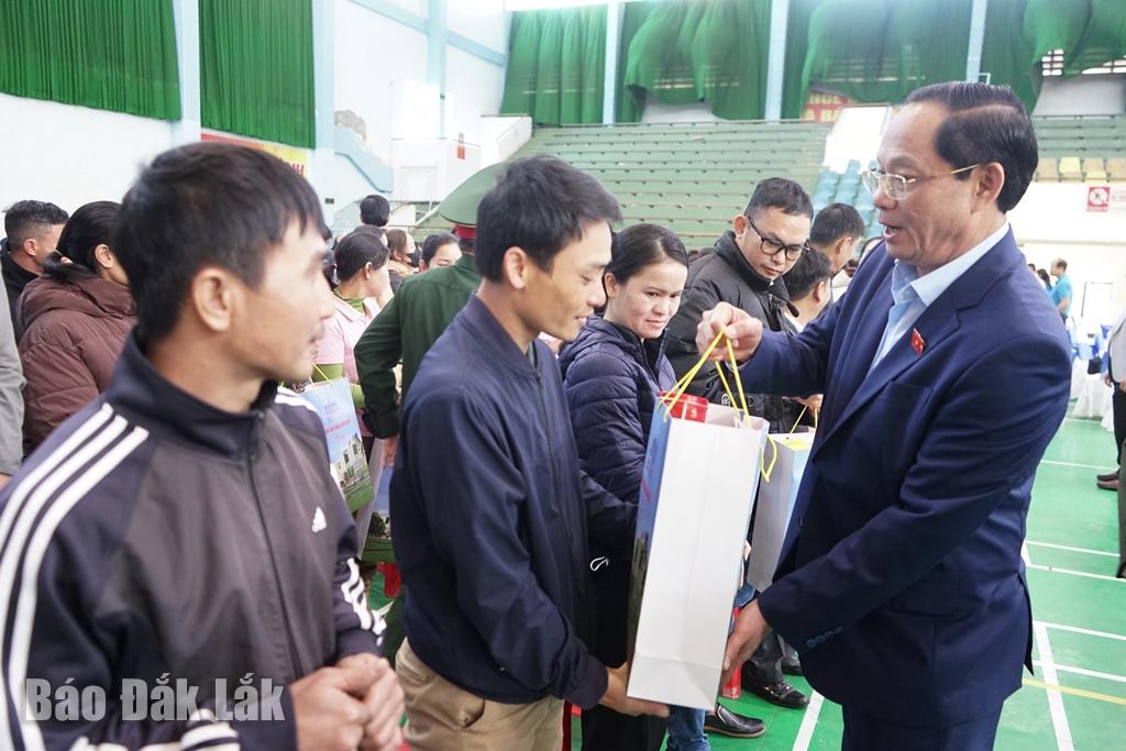 Phó Chủ tịch Quốc hội Trần Quang Phương trao quà tặng đoàn viên, người lao động tỉnh Đắk Lắk