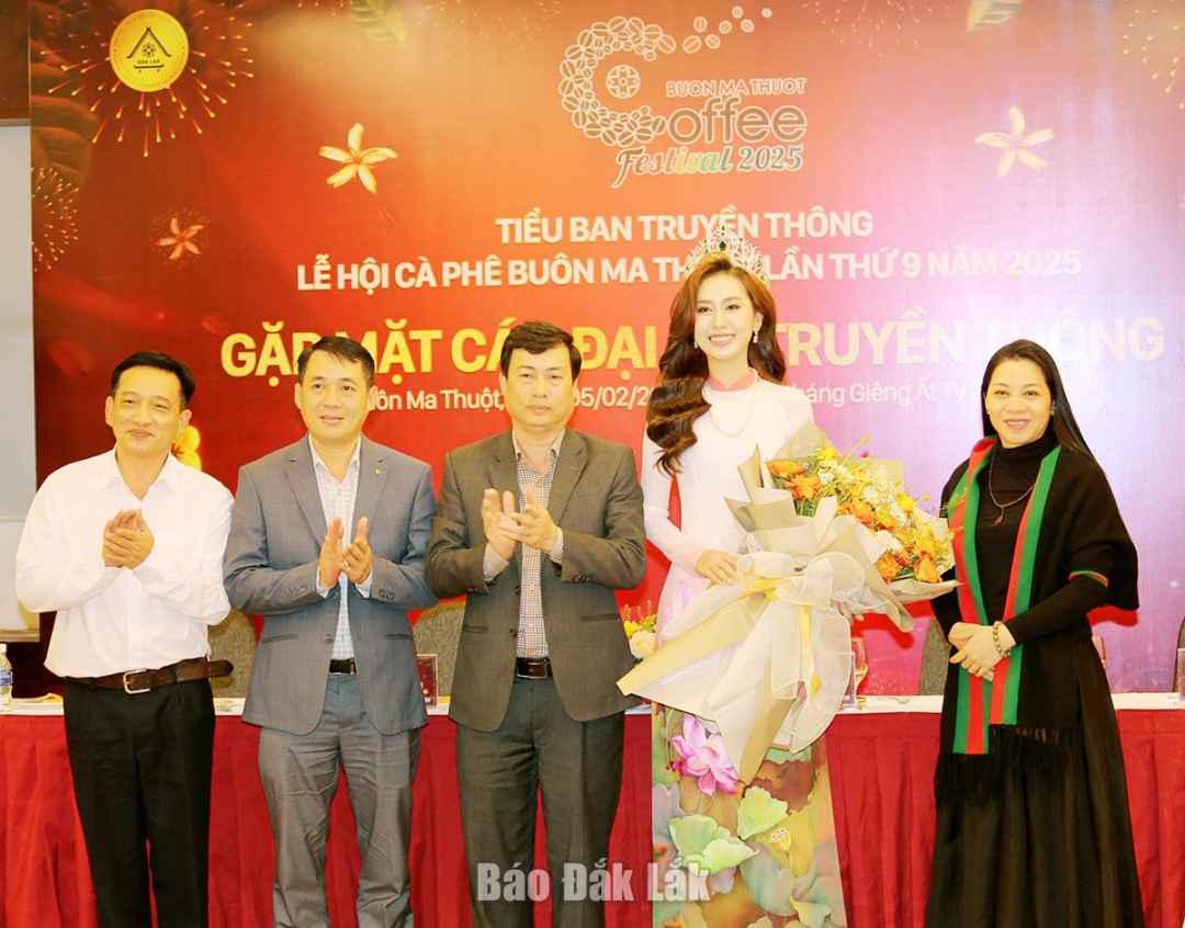 Hoa hậu H’Hen Niê và hoa hậu Đinh Thị Hoa làm Đại sứ truyền thông Lễ hội Cà phê Buôn Ma Thuột lần thứ 9