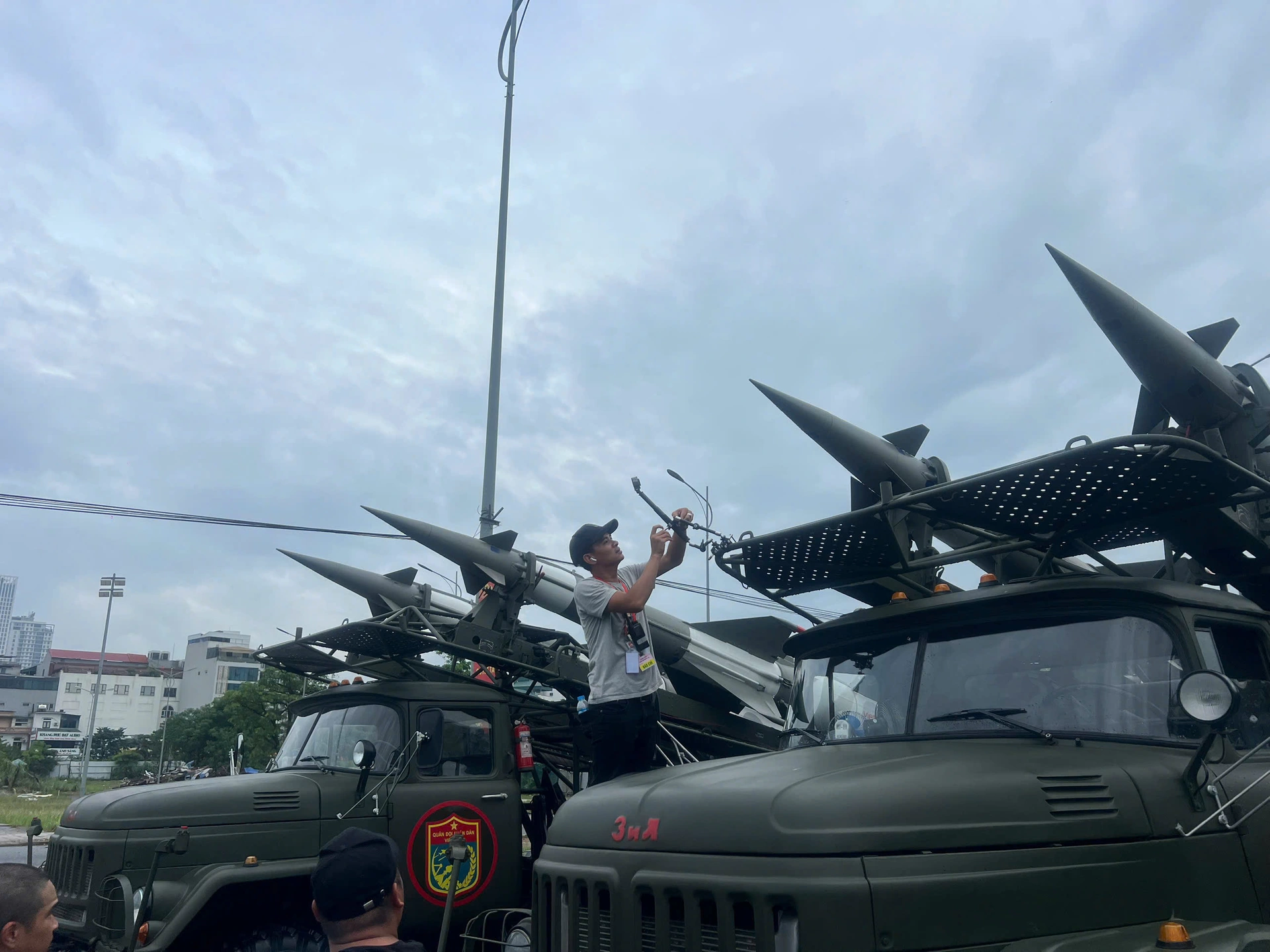 dang-sau-12-giay-tuyet-doi-dien-anh-cua-su-30mk2-tren-troi-ba-dinh-a80-10jpg-1757005742141