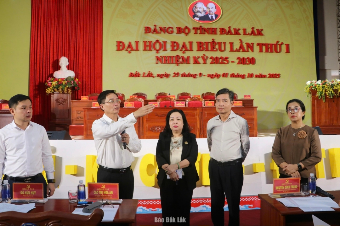 Thường trực Tỉnh ủy kiểm tra công tác trang trí, khánh tiết phục vụ Đại hội đại biểu Đảng bộ tỉnh lần thứ I